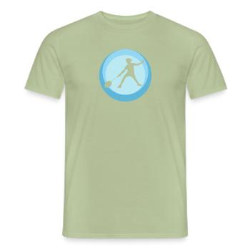 Joueur de badminton au service - T-shirt homme - vert sauge - Devant - AI Model Male 178 light (178cm)