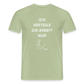 Ich verteile die Arbeit nur - Männer T-Shirt - Sage - Vorne - AI Model Male 178 light (178cm)