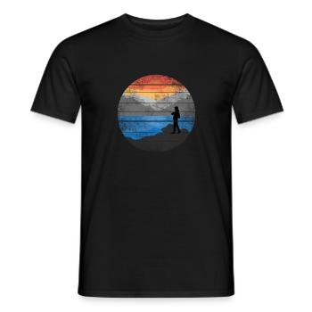 Angler angelt im See mit Berge bei Sonnenaufgang - Männer T-Shirt - Schwarz - Vorne - AI Model Male 178 light (178cm)