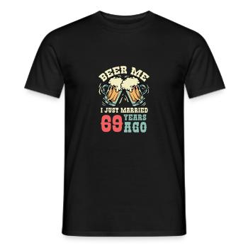 Bier mich Alkoholische Person Gift - Männer T-Shirt - Schwarz - Vorne - AI Model Male 178 light (178cm)