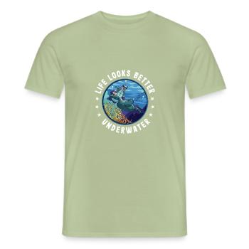 Life Looks Better Underwater Scuba Diver Diving Sn - Männer T-Shirt - Sage - Vorne - AI Model Male 178 light (178cm)