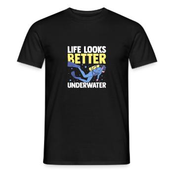 Life Looks Better Underwater Scuba Diver Diving Sn - Männer T-Shirt - Schwarz - Vorne - AI Model Male 178 light (178cm)