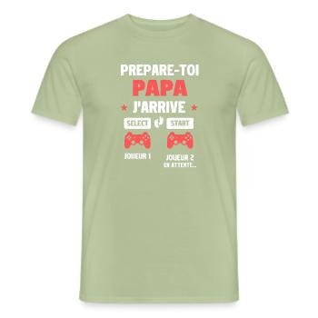 prépare toi papa j'arrive - annonce grossesse - T-shirt homme - vert sauge - Devant - AI Model Male 178 light (178cm)