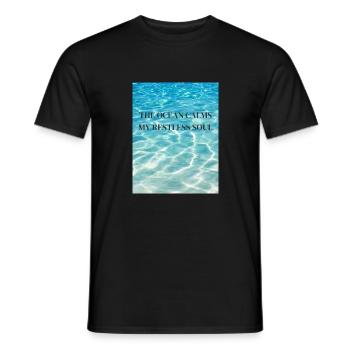 The Ocean calms my restless Soul - Männer T-Shirt - Schwarz - Vorne - AI Model Male 178 light (178cm)