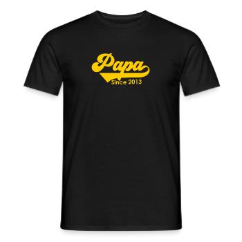 Papa Since 2013 Father's Day - Männer T-Shirt - Schwarz - Vorne - AI Model Male 178 light (178cm)
