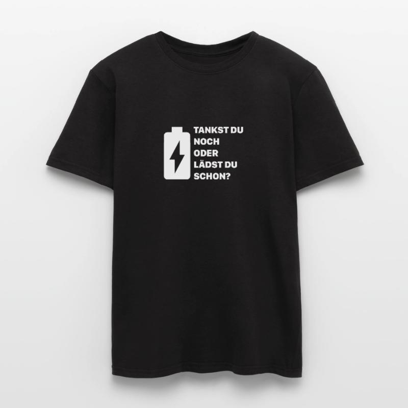 Tankst du noch oder lädst du schon? Männer T-Shirt