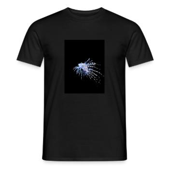 Ein Feuerfisch auf schwarzem Hintergrund - Männer T-Shirt - Schwarz - Vorne - AI Model Male 178 light (178cm)