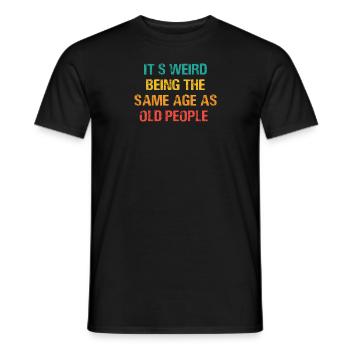 Es ist seltsam, im gleichen Alter wie alte Menschen zu sein - Männer T-Shirt - Schwarz - Vorne - AI Model Male 178 light (178cm)