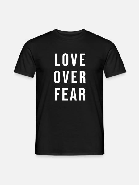 Love Over Fear Typografie - Männer T-Shirt - Schwarz