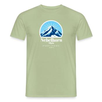 Nebelhorn im Allgäu Berg Logo Koordinaten Höhe - Männer T-Shirt - Sage - Vorne - AI Model Male 178 light (178cm)