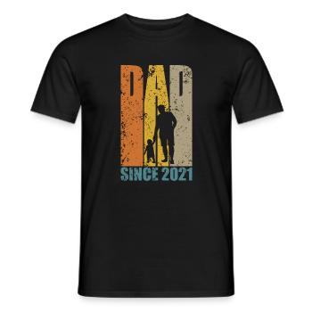 DAD SINCE 2021 PAPA - Men's T-Shirt - black - Front - AI Model Male 178 light (178cm)