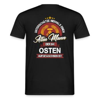 UNTERSCHÄTZE NIEMALS EINEN ALTEN MANN OSTEN DDR - Männer T-Shirt - Schwarz - Hinten - AI Model Male 178 light (178cm)