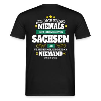 LEG DICH NIEMALS MIT EINEM SACHSEN AN GESCHENK - Männer T-Shirt - Schwarz - Hinten - AI Model Male 178 light (178cm)