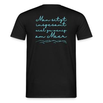 Man sitzt insgesamt viel zu wenig am Meer - Männer T-Shirt - Schwarz - Hinten - AI Model Male 178 light (178cm)