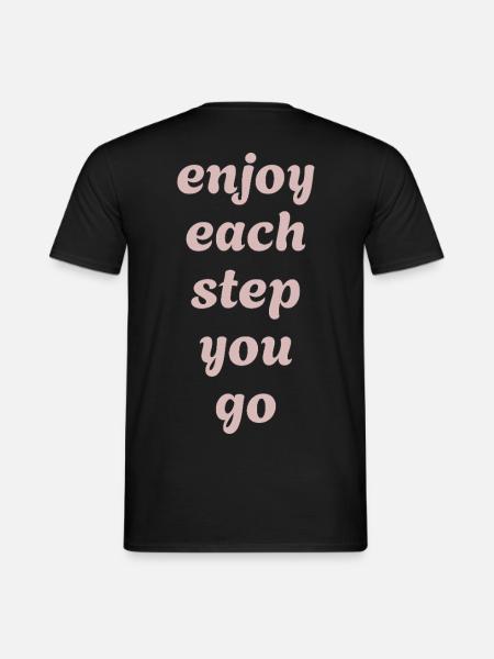 Enjoy each step you go - Positivity - Männer T-Shirt - Schwarz