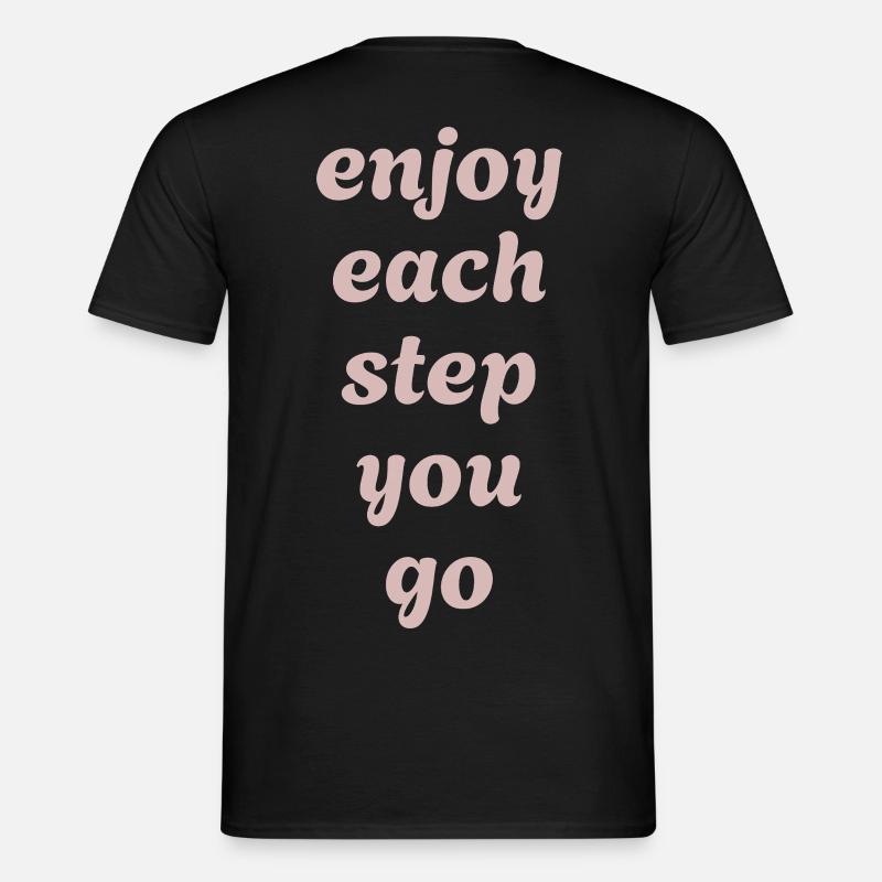 Enjoy each step you go - Positivity - Männer T-Shirt - Schwarz