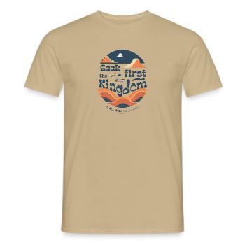 Kingdom First - T-shirt au design unique, fabriqué dans l’UE - T-shirt homme - beige sable - Devant - AI Model Male 178 light (178cm)