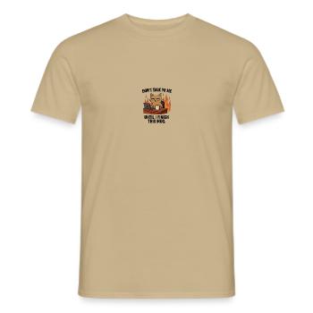 Tasse à café avec chat de bureau - T-shirt homme - beige sable - Devant - AI Model Male 178 light (178cm)