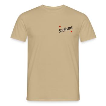 VATERTAG HERZ STIEFPAPA - Männer T-Shirt - Sandbeige - Vorne - AI Model Male 178 light (178cm)