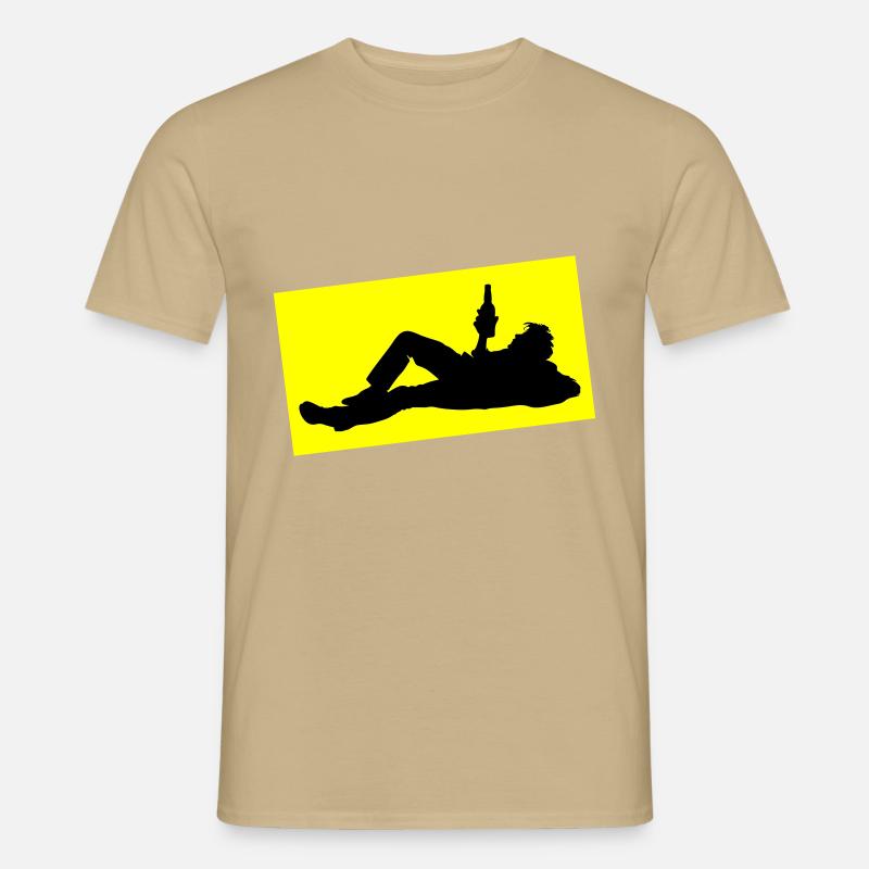 Drinking Bier Silhouette - Männer T-Shirt - Sandbeige