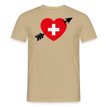 Herz Mit Schweizerkreuz Und Pfeil (Schweiz / 3C) - Männer T-Shirt - Sandbeige - Vorne - AI Model Male 178 light (178cm)