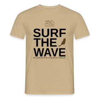 FuerteFan Surf the Wave - Collection Fuerteventura - Männer T-Shirt - Sandbeige - Vorne - AI Model Male 178 light (178cm)