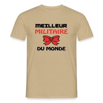 MEILLEUR MILITAIRE DU MONDE - T-shirt homme - beige sable - Devant - AI Model Male 178 light (178cm)
