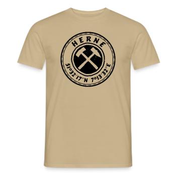 Herne Tasche Shirt Hoodie GPS Koordinaten - Männer T-Shirt - Sandbeige - Vorne - AI Model Male 178 light (178cm)