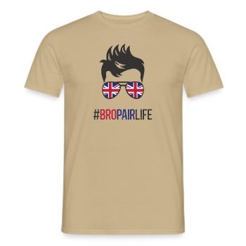 Bropair England Bro-Pair Au-Pair Auslandsjahr UK - Männer T-Shirt - Sandbeige - Vorne - AI Model Male 178 light (178cm)