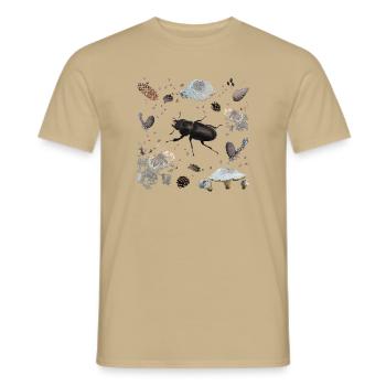 Scarabée cerf avec des pommes de pin et des champignons - T-shirt homme - beige sable - Devant - AI Model Male 178 light (178cm)