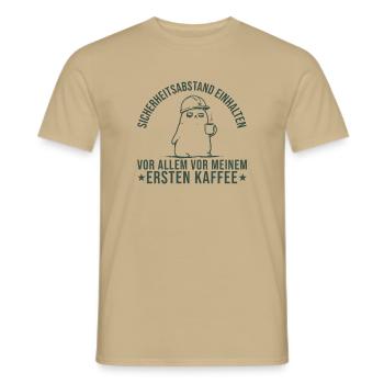 Handwerker Sicherheitsabstand vor erstem Kaffee - Männer T-Shirt - Sandbeige - Vorne - AI Model Male 178 light (178cm)