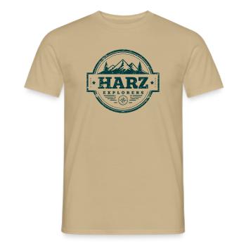 Harz Explorers Badge | Vintage Outdoor Logo - Männer T-Shirt - Sandbeige - Vorne - AI Model Male 178 light (178cm)