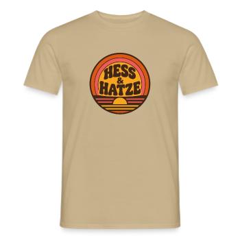 Hess und Hatze Retro rund - Männer T-Shirt - Sandbeige - Vorne - AI Model Male 178 light (178cm)