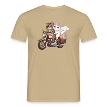 Just Married: Katzen auf Motorrad - Männer T-Shirt - Sandbeige - Vorne - AI Model Male 178 light (178cm)