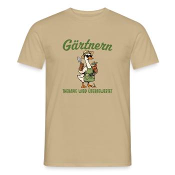 Gärtner Gans Therapie wird überbewertet - Männer T-Shirt - Sandbeige - Vorne - AI Model Male 178 light (178cm)