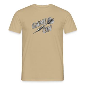 Game On Pfeil Design - Männer T-Shirt - Sandbeige - Vorne - AI Model Male 178 light (178cm)