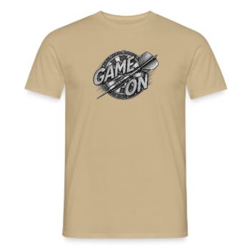 Game On Dartboard Druckmotiv - Männer T-Shirt - Sandbeige - Vorne - AI Model Male 178 light (178cm)