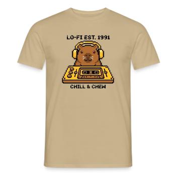 Capybara DJ Kassette Lo-Fi Retro Pixel Art 90s  - Männer T-Shirt - Sandbeige - Vorne - AI Model Male 178 light (178cm)