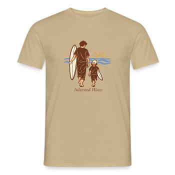 Geerbte Wellen. Vater und Sohn Surfer - Männer T-Shirt - Sandbeige - Vorne - AI Model Male 178 light (178cm)