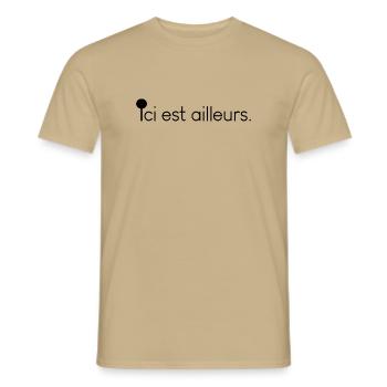 Ici est ailleurs – Citation poétique - T-shirt homme - beige sable - Devant - AI Model Male 178 light (178cm)