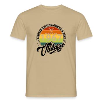 1967 Anniversaire Né en 1967 vintage Rétro. Editio - T-shirt homme - beige sable - Devant - AI Model Male 178 light (178cm)