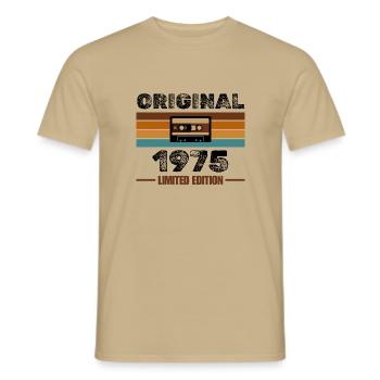 Original 1975 – Retro Kassette Limited Edition - Männer T-Shirt - Sandbeige - Vorne - AI Model Male 178 light (178cm)