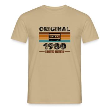 Original 1980 – Retro Kassette Limited Edition - Männer T-Shirt - Sandbeige - Vorne - AI Model Male 178 light (178cm)
