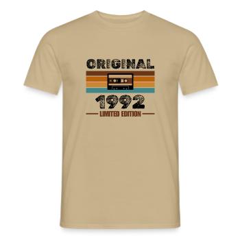 Original 1992 – Retro Kassette Limited Edition - Männer T-Shirt - Sandbeige - Vorne - AI Model Male 178 light (178cm)