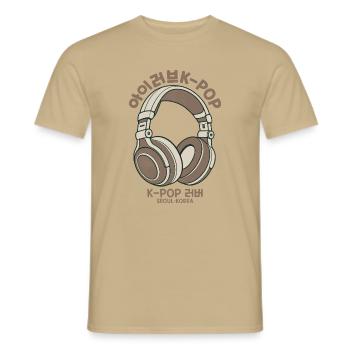 I Love K-Pop – Koreanisches Kopfhörer Design - Männer T-Shirt - Sandbeige - Vorne - AI Model Male 178 light (178cm)