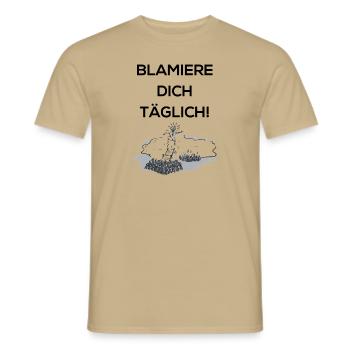 Blamiere dich täglich! - Männer T-Shirt - Sandbeige - Vorne - AI Model Male 178 light (178cm)