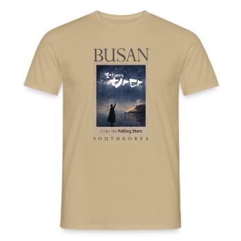Busan Korea – Koreanische Kalligrafie - Männer T-Shirt - Sandbeige - Vorne - AI Model Male 178 light (178cm)