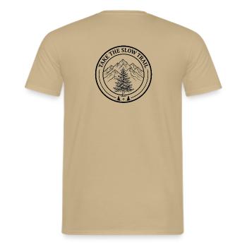 Take The Slow Trail - Back Print Mountain Badge - Männer T-Shirt - Sandbeige - Hinten - AI Model Male 178 light (178cm)