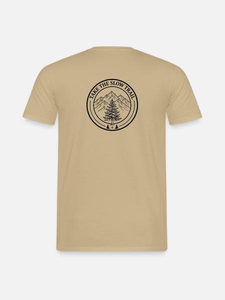 Take The Slow Trail - Back Print Mountain Badge - Männer T-Shirt - Sandbeige