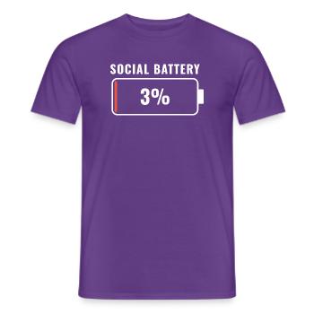 Social Battery 3 Prozent Introvertiert, wenig Energie - Männer T-Shirt - Lila - Vorne - AI Model Male 178 light (178cm)